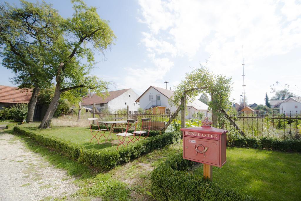 Historischer Pfarrhof Niederleierndorf Langquaid Стая снимка
