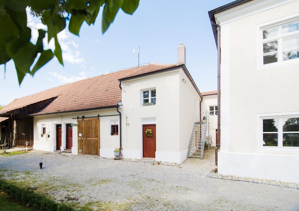 Historischer Pfarrhof Niederleierndorf Langquaid Стая снимка