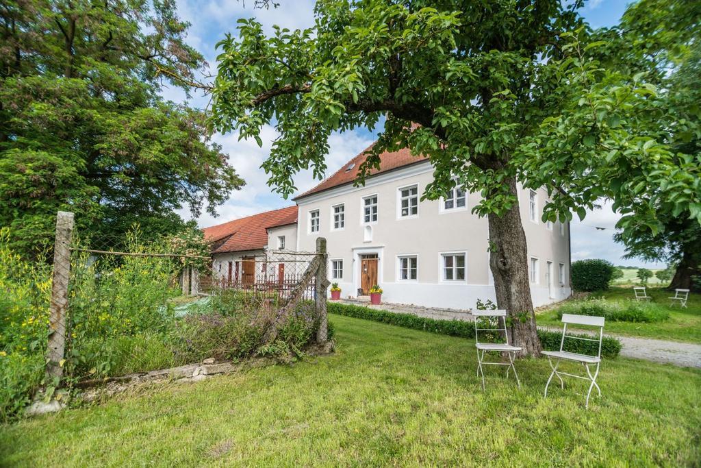 Historischer Pfarrhof Niederleierndorf Langquaid Екстериор снимка